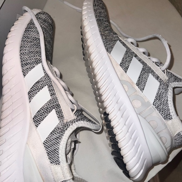 Used Men’s Adidas Tennis Shoe. - Picture 10 of 10